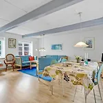 펜션 4 Bedroom Lovely In